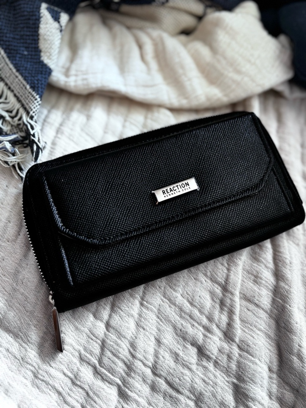 EUC Kenneth Cole Reaction Black Textured Zip Wallet